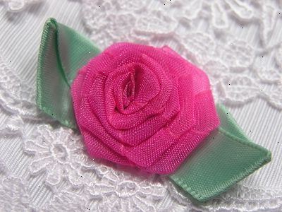 Hvordan laver silke, satin eller bånd roser. Vælg et materiale farve.