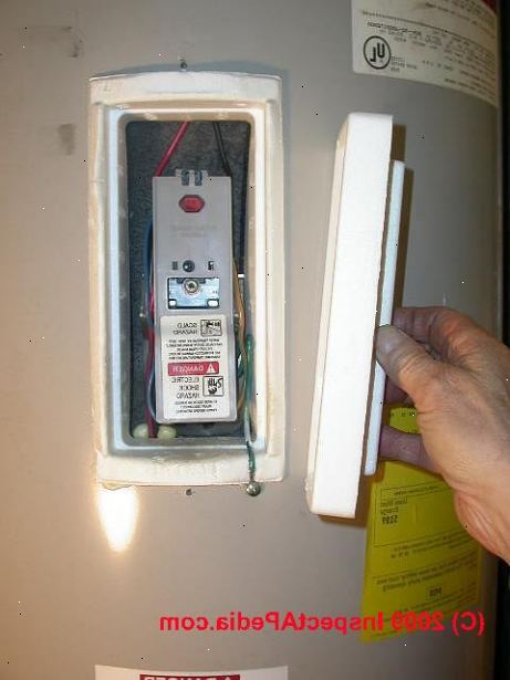 Hvordan at reparere en el-vandvarmer. Check det elektriske panel til at være sikker på at afbryderen er i "on" position (ikke i udløst eller slukket), eller sikringer (hvis anvendt) er installeret sikkert og ikke "blæst".