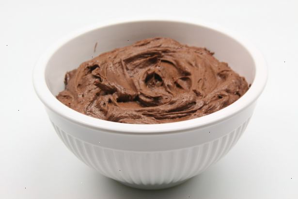 Hvordan laver chokolade frosting. Blend tørre ingredienser.