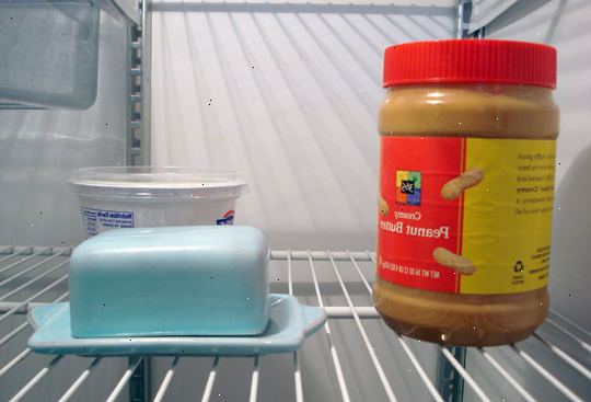 Hvordan at slippe af med dårlig lugt i dit køleskab. Sluk for køleskabet og træk stikket ud.