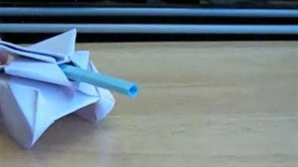 Hvordan man laver et papir hær tank. Start med et stykke papir, der er 12 "med 2".