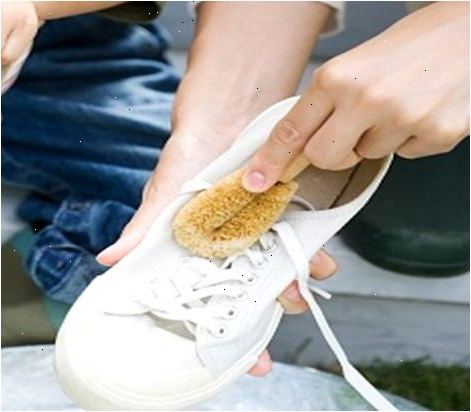 Sådan vasker sko. Tør eventuelt overskydende mudder eller snavs, der kan børstes nemt.