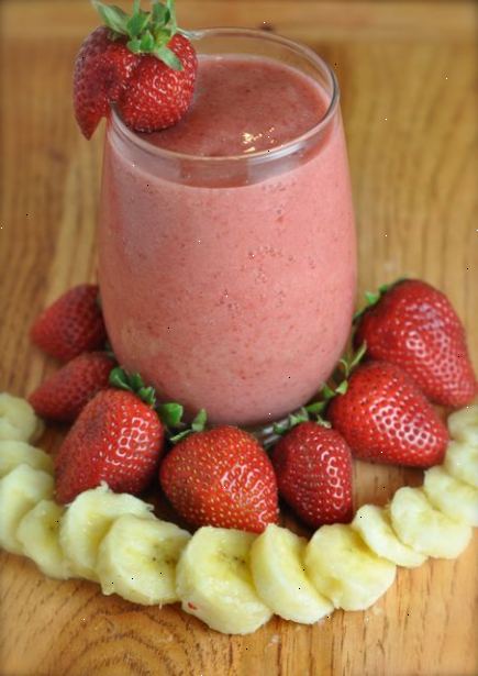 Hvordan man laver et jordbær banan smoothie. Sæt kopperne i køleskabet for at holde dem pæn og cool, indtil du drikke din smoothie.