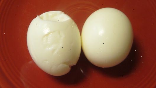 Sådan skrælle en vanskelig hårdkogte æg. Sæt hårdkogte æg i mikrobølgeovnen.