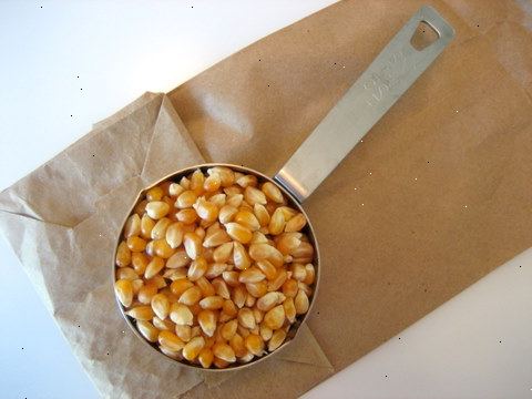 Hvordan laver popcorn. Køb nogle brune papirposer (madpakker), men sørg for at pakken er mærket som værende mikrobølge-safe.