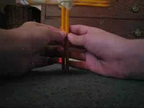Hvordan man laver en lille armbrøst ud af husholdningsartikler. Tape to blyanter sammen, forlader mindst en centimeter untaped i hver ende.