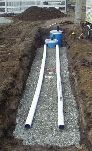 Hvordan til at konstruere en lille septisk system. Grav en grøft 4 meter bred, 26 meter lang og 3 meter dyb.