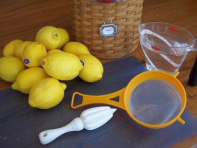 Hvordan lave limonade. Tag og presse 3 citroner til 1/2 kop citronsaft.