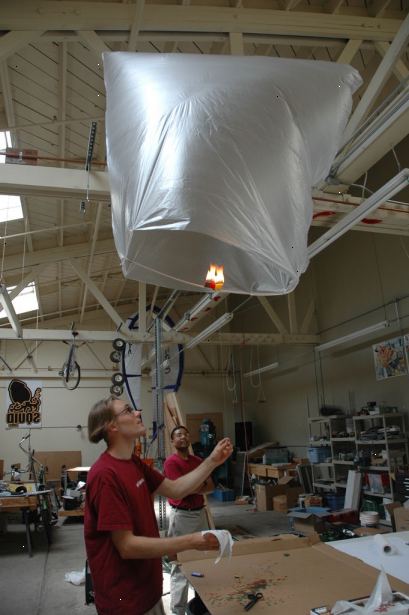 Hvordan man laver en mini flyable luftballon med stearinlys. Find en egnet plastpose.