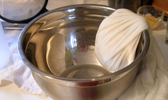 Hvordan laver ricotta ost. Gem vallen fra fremstilling af ost i et ikke-reaktivt gryde.