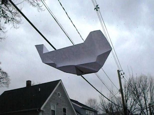 Hvordan man laver en flagrende papirflyver. Start med et ark papir - 8.5 x11 inches (eller A4) fungerer godt.