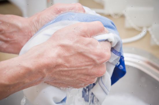 Sådan vasker tøj i hånden. Ændre i tøj, du ikke huske at få sæbevand på og bære en forklæde.