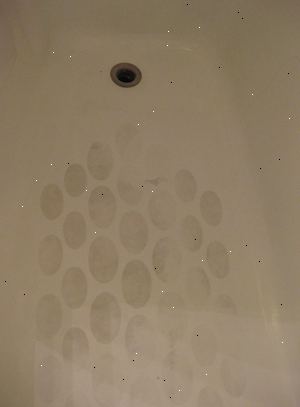 Hvordan at rengøre hårde pletter fra et badekar. Vide, hvad din balje er lavet af.