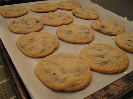 Hvordan laver cookies. Kontroller bagepulver eller bagepulver omhyggeligt.
