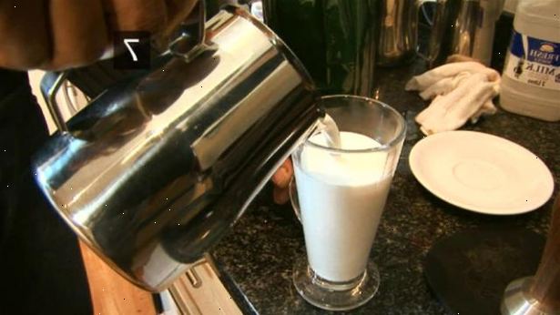 Sådan laver du en latte. Varm kop, du kommer til at hælde latte ind.
