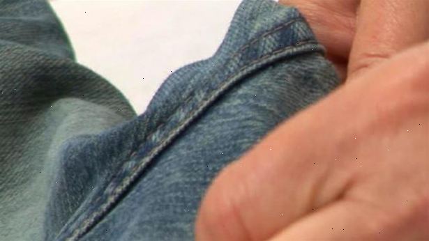 Sådan fjerner du tyggegummi fra tøj. Fold tøjet eller stoffet, så tyggegummi vender udad.