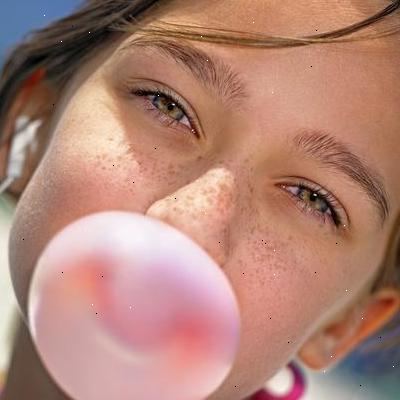 Hvordan til at blæse en boble med tyggegummi. Købe nogle bubblegum.