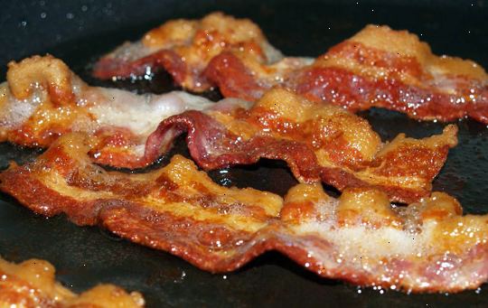 Sådan koger bacon. Steg bacon på panden.
