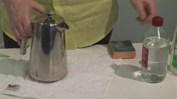 Hvordan at rengøre en kaffemaskine. Lav en blanding af 1 del hvid eddike til 2 dele vand - nok til at fylde potten.