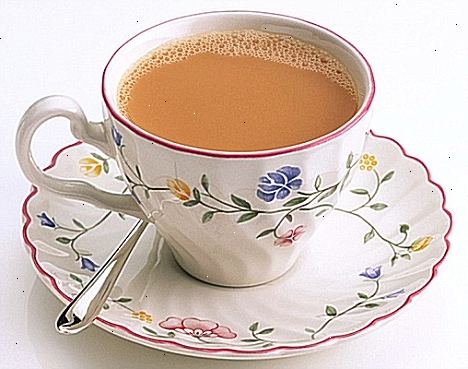 Sådan laver du en god kop te. Sæt stikket i kedel og tænde den.