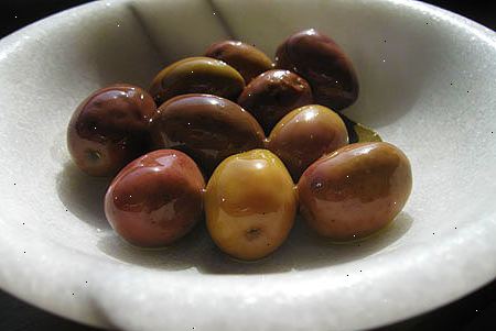 Sådan helbredelse oliven. Placer oliven i koldt vand.