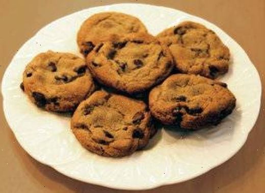 Hvordan laver chocolate chip cookies. I en mellemstor skål, kombinere mel, salt og bagepulver.