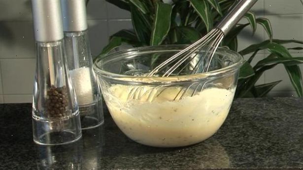 Hvordan laver mayonnaise. Tilføj eddike og vand.