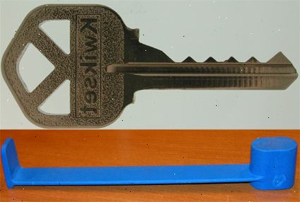 Hvordan at støde en lås. Sørg for, at nøglen, du bruger passer inde i låsen, du har til hensigt at omgå.
