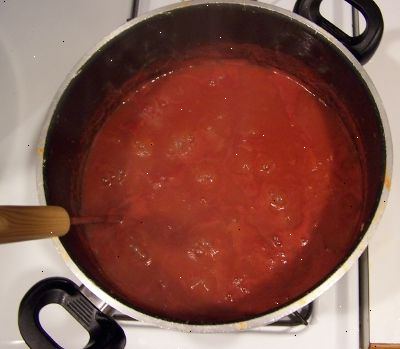 Hvordan laver hjemmelavet spaghetti sauce. Tilsæt krydderurter og krydderier.