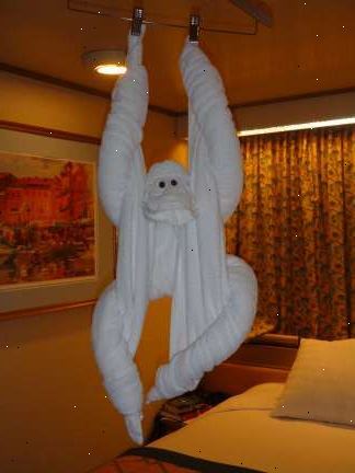Hvordan at folde et håndklæde abe. Læg badehåndklæde ud på en flad overflade.
