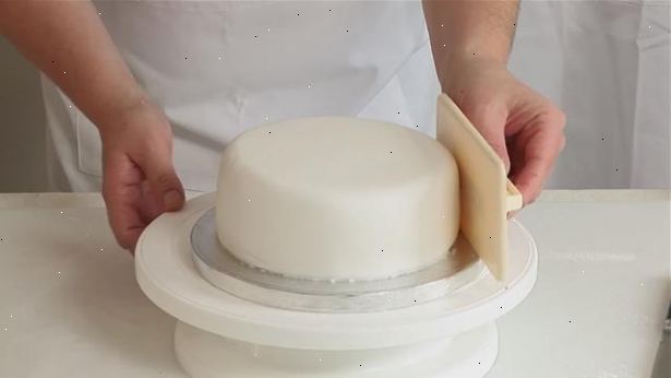 Sådan fondant en kage. Ryd en stor, glat underlag.
