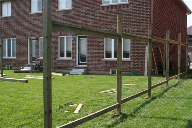 Hvordan til at bygge et træ hegn. Lægge en linje, hvor hegnet skal installeres.