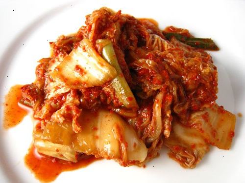 Hvordan laver kimchi. Opløs 3 spsk salt i vandet.