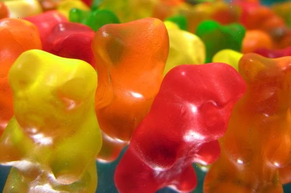 Hvordan laver gummy bjørne. Langsomt tilføje gelatine, kool-aid og frugtgele til 1/2 af en kop vand.