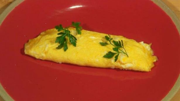 Hvordan at lave mad en omelet. Saml 2-5 æg, afhængigt af hvor meget du ønsker at spise.