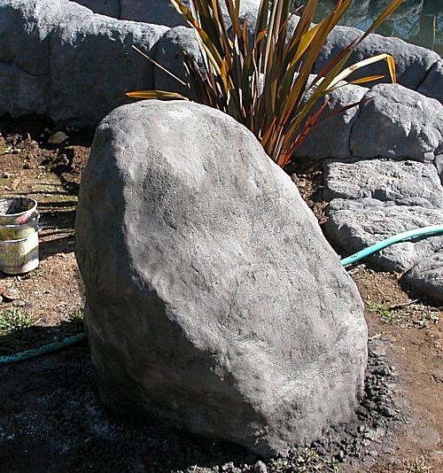 Hvordan laver falske sten med beton. Byg en formular - Du bliver nødt til at bruge en formular til at bygge din kunstige sten, da beton er meget tung.