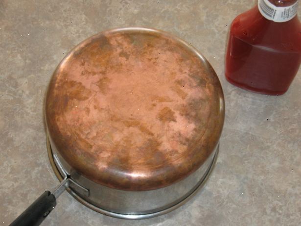 Hvordan at rengøre kobber. Hæld eddike og salt over kobber.