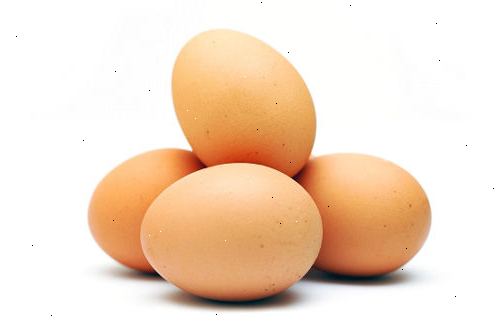 Hvordan til at presse et æg uden at bryde det. Placer et æg på fingrene.