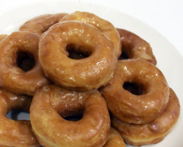 Hvordan laver Krispy Kreme donuts. Bland det varme vand med gæren i en røreskål.