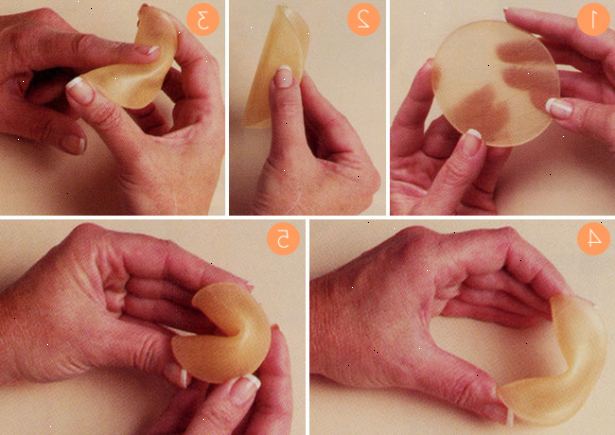 Hvordan man laver en fortune cookie. Afmål strimler til din formuer på et stykke papir.