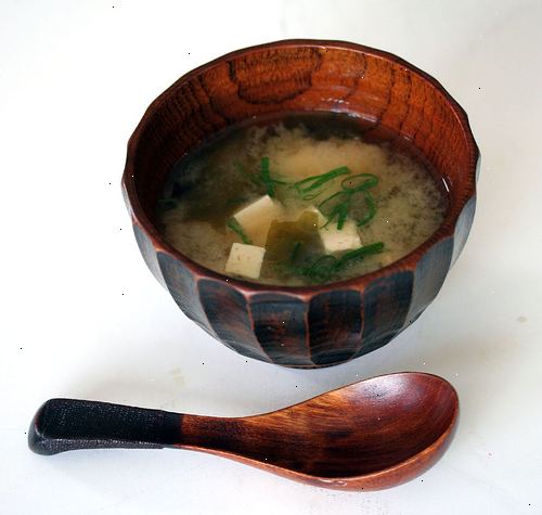 Hvordan laver miso suppe. Smelt miso ved at sætte det ind i en kop, og hæld en lille smule af dashi på den for at smelte det ned.