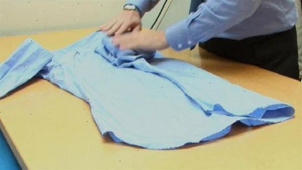 Hvordan at folde en skjorte. Knap den øverste knap og den tredje knap.