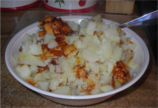 Hvordan laver stegte kartofler. Skræl en ​​kartoffel.
