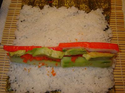 Hvordan laver sushi. Vælg 2 typer af veggies (agurker og gulerødder), og en fisk (f.eks kunstige kogt krabbe).