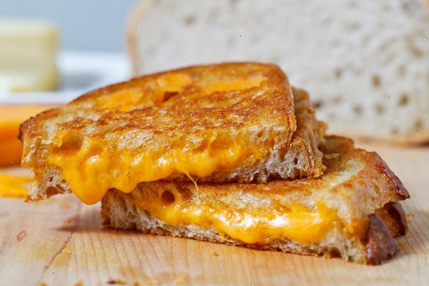Hvordan man laver en grillet ost sandwich. Opnå en stegepande af korrekte størrelse for antallet af sandwich du kan håndtere på en gang.