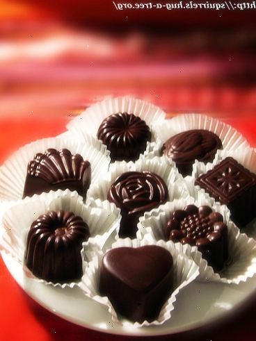 Hvordan man laver chokolade i hånden. Rist de rå kakaobønner.