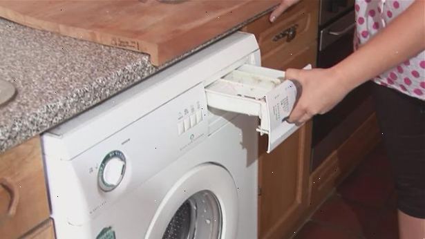 Hvordan at rengøre indersiden af ​​en vaskemaskine. Fyld maskinen med varmt vand.