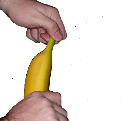 Sådan skrælle en banan. Knib eller skubbe bare på spidsen (forsigtigt) at rive huden (eller bruge din negl).