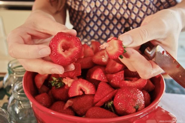 Hvordan laver marmelade. 5 3/4 kopper knuste jordbær.