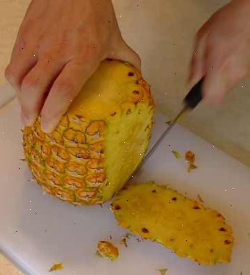Hvordan man kan skære en ananas. Vælg en god kvalitet ananas.